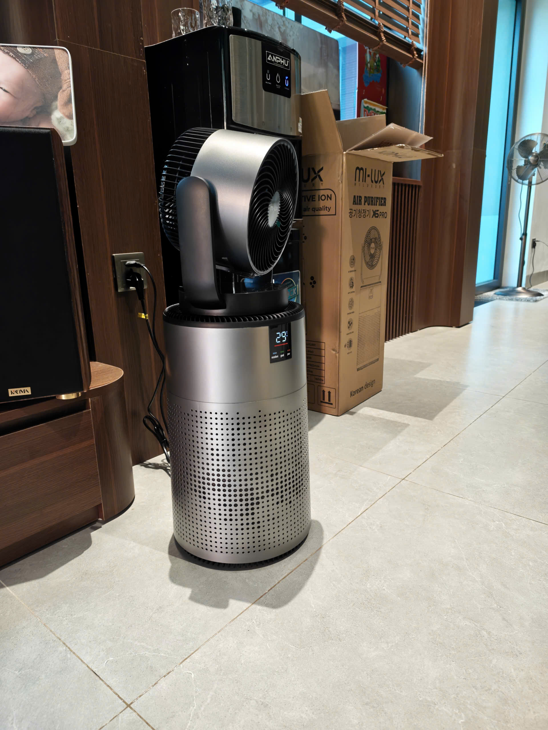 Máy lọc không khí tích hợp quạt tuần hoàn MILUXURY X6 Gen 2 màu graphite trong nội thất cao cấp