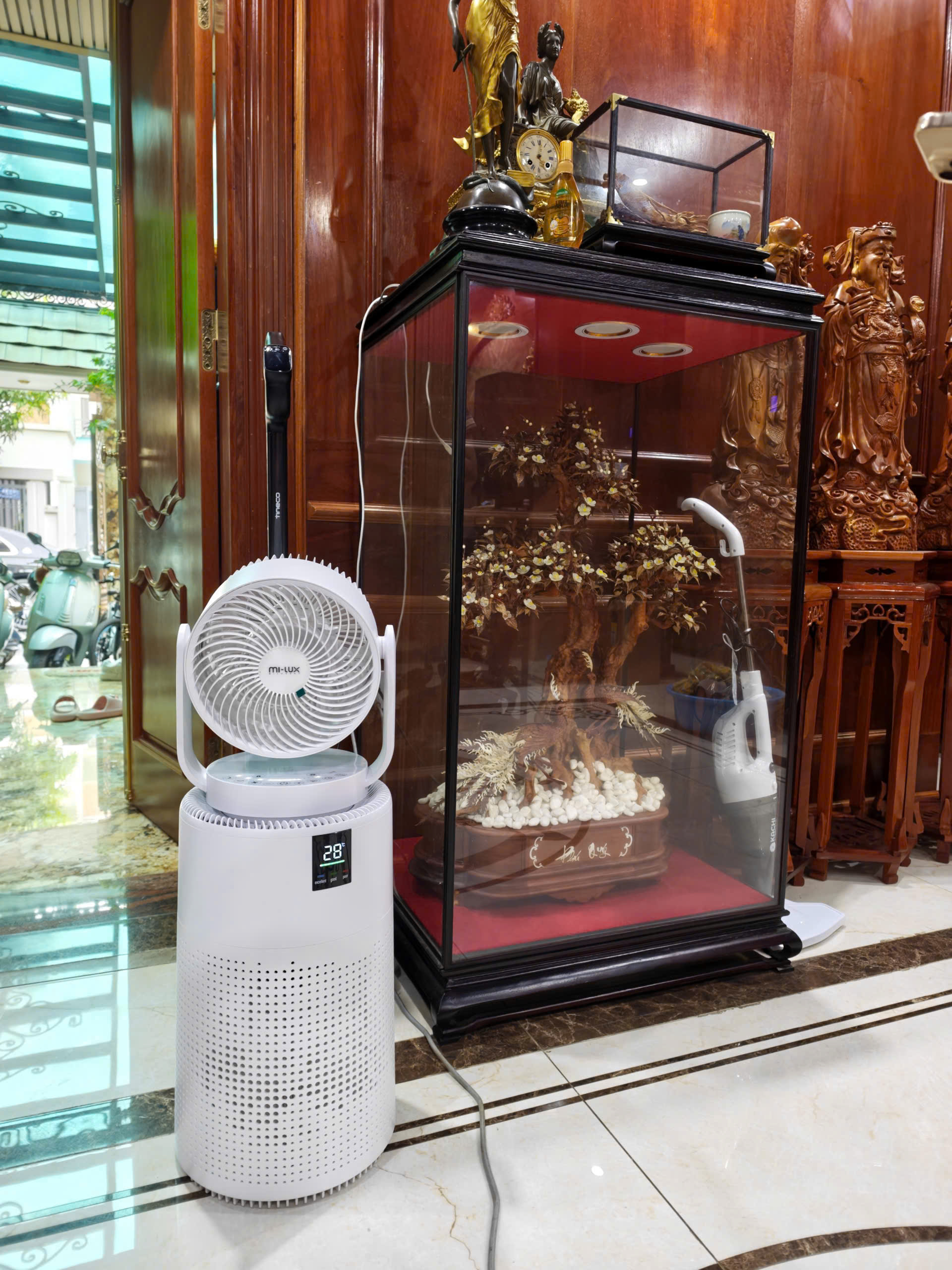 Máy lọc không khí MILUXURY X6 Gen 2 màu trắng tinh khôi trong không gian nội thất gỗ